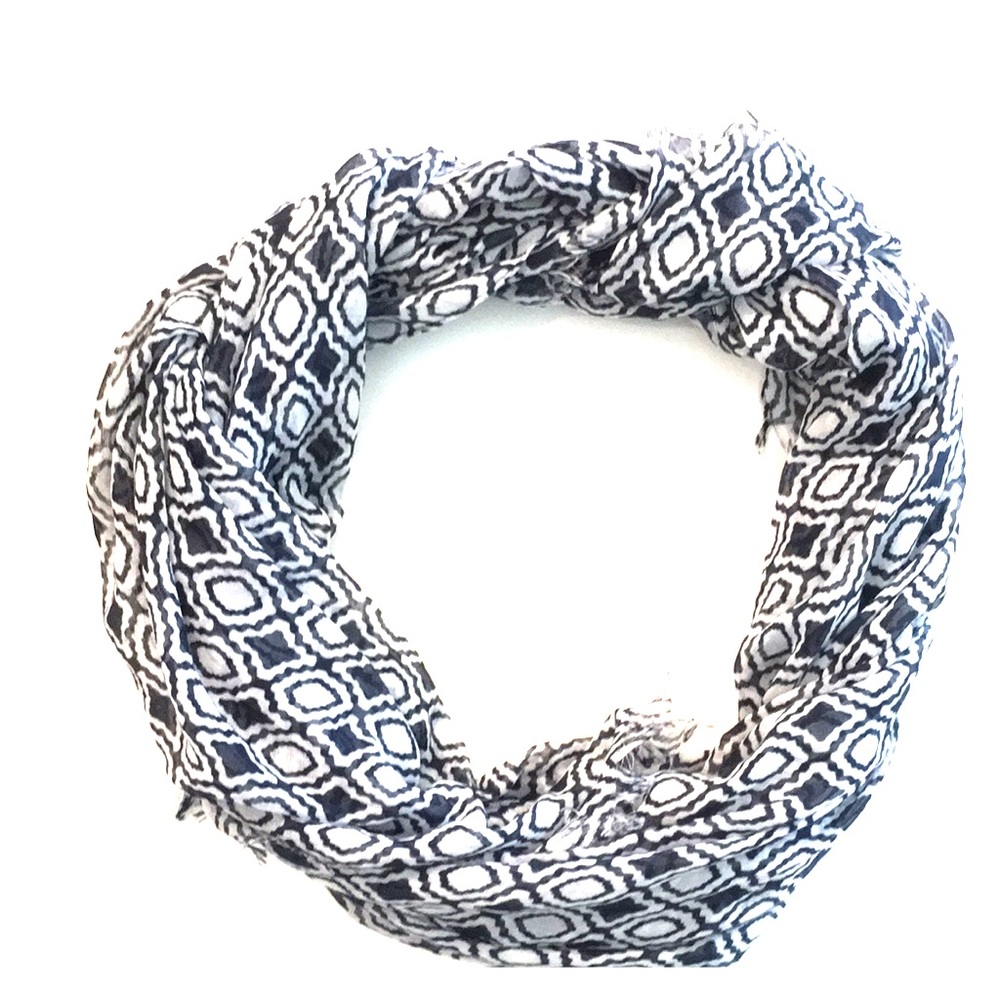 THIRTY ONE AVENUE SCARF- Navy Perfect Pendant